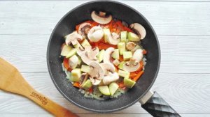 Куриное филе с овощами на сковороде