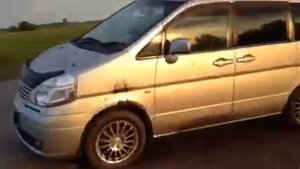 Ниссан Серена C24 (вариатор, п/п) выбирается из грязи. Nissan Serena C24 gets out of the mud.
