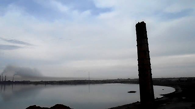 Самолёт летит над озером Балхаш и снижается | вид на это с вершины Старой площадки под факелом