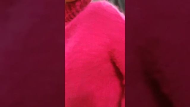 Свитер кроп из пушистой розовой альпака смотреть онлайн