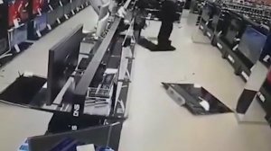 Разбил телевизоры в "DNS" Томск