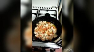 Курица с подливой и гречкой на гарнир