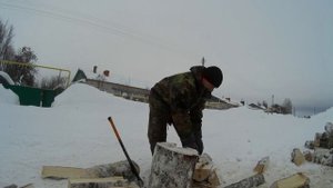 Топор-колун FISKARS X25 - XL в работе