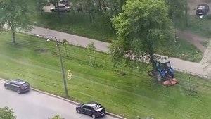 Два трактора Беларус МТЗ 82,1 косят траву. ???