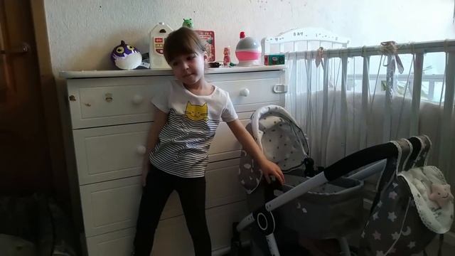 Ариша моет белые игрушки и нашу белую собаку. мыть собаку. Rina Today. Видео для детей 0+ смотреть онлайн