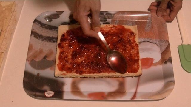Бисквитный торт со сметанным кремом и ягодами.