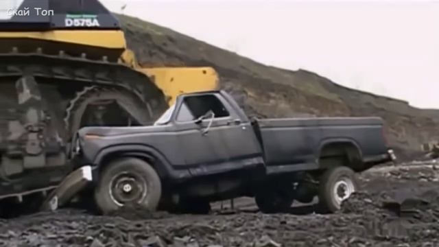 Один из самых больших бульдозеров.
Komatsu D575A