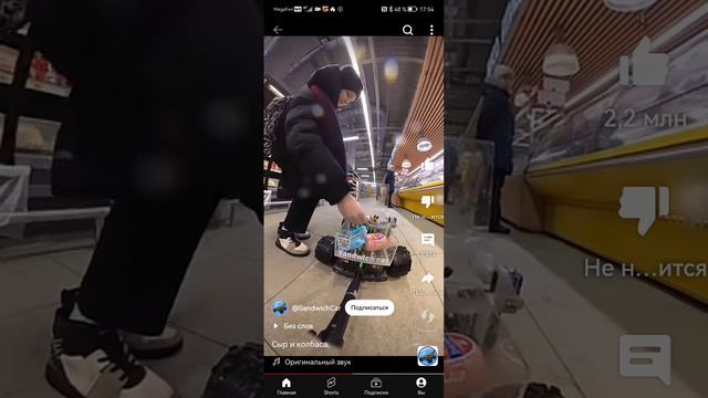 Робот приехал в магазин за покупками.