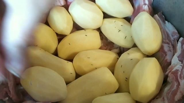 Баранина с картошкой в собственном соку. смотреть онлайн