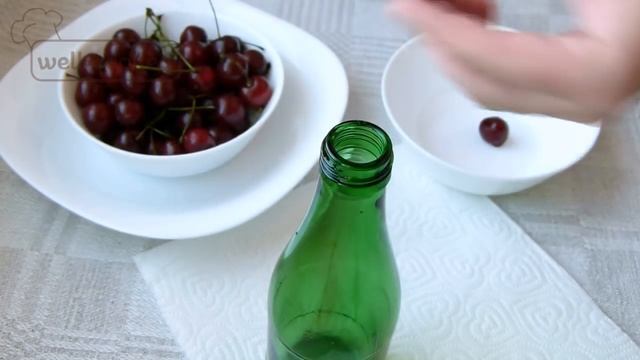 #006 Как отделить хвостики у клубники и удалить косточки из  вишни - секреты от well-cooked