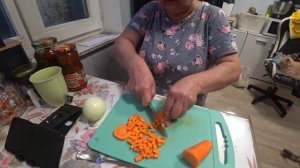 Поймала его на месте преступлении. Места хватило для всего. Обязательно все надо обмыть.