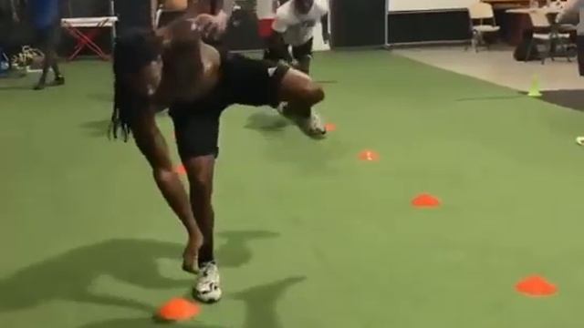 Прыжки на одной ноге, для координации и силы толчка ног смотреть онлайн