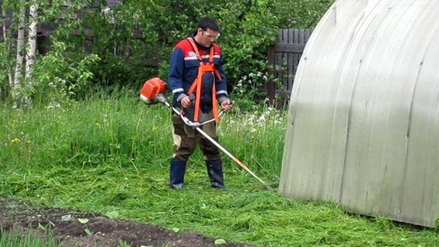 Всё заросло высокой травой. Кошу траву триммером Патриот 4555 у особняка. Тестирую старую камеру. смотреть онлайн