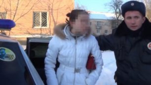 Маздаводка-беспредельщица Леночка разбушевалась, материт и бьет сотрудников полиции