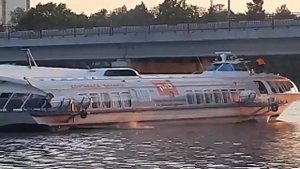 «Метеор» не прошел под мостом в Сортавале