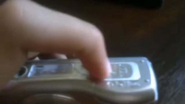 Olympus FE-210 opening the battery cover смотреть онлайн