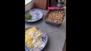 Минтай под шубой  по-купечески с грибами и сыром / Ресторанный рецепт дома