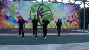 Четыре девушки танцуют танец