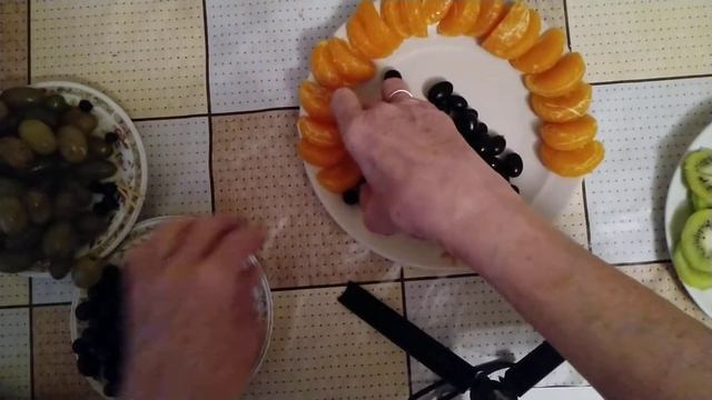 Оформляем красивую фруктовую тарелку. "Павлин"