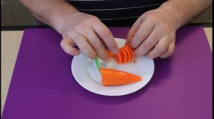 Нож для декоративной нарезки овощей.