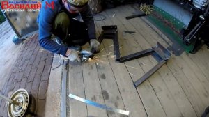 СКАМЕЙКА из плахи и профильной трубы. Простой и бюджетный вариант.