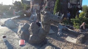 ЦВЕТОЧНИКИ  сделанные  в  виде брёвен с корой из  цемента, альпийская горка на  даче