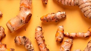 Начал смешивать мёд с куркумой и принимать по утрам! Вот что случилось через несколько дней