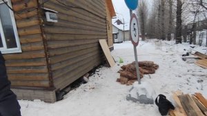 Демонтаж старого выставочного дома: столб под электричество