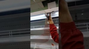 Монтаж стекляных дверей холодильных витрин Freor