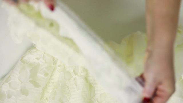 Показ готового изделия. Летнее кружевное платье с открытыми плечами. Платье со сборками и воланом.
