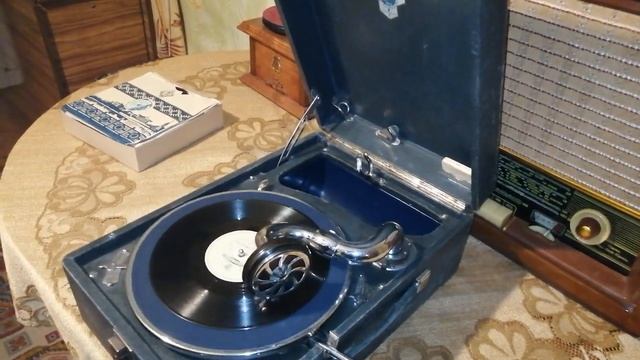 Патефон Н. К. Т. П. им. Калинина и "Танцевальные мелодии - Вальс. - Электроорган." смотреть онлайн