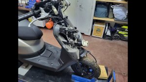 обслуживание переднего тормоза и замена масла в перьях вилки Yamaha JOG AY 01