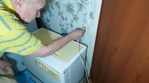 Нашли в сарае старую рабочую стиральную машину из ссср и решили устроить стирку белья