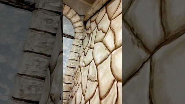 Каменная дверь с видом на водопад