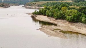 Река Днепр и скалистый берег. Люди переходят высохшую реку ВБРОД