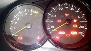 Реноха не заводится, на панели моргает зелёная стрелка вниз