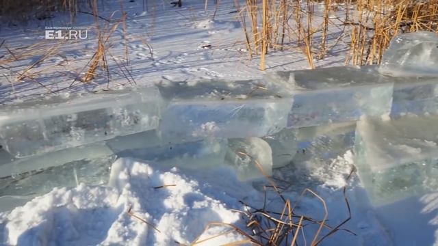 Распил льда для ледового городка Екатеринбурга