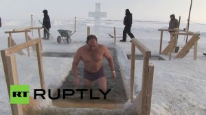 Жители Якутска окунулись в крещенскую купель несмотря на 40-градусные морозы