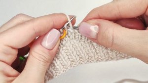 прибавить изнаночную скрещенную петлю из протяжки с наклоном вправо