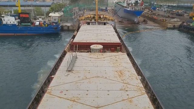 Спуск судна на воду. Вид с берега и с борта судна. смотреть онлайн