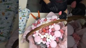 КАК СОБРАТЬ БУКЕТ СЪЕДОБНЫЙ В КОРЗИНЕ. СЛАДКИЙ И ВКУСНЫЙ БУКЕТ В КОРЗИНЕ.