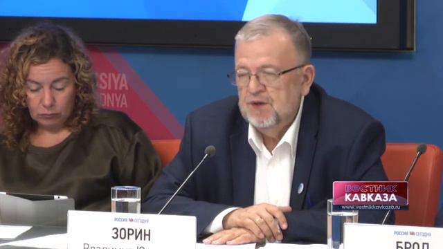 Борьба с ксенофобией требует постоянной работы - Александр Зорин смотреть онлайн