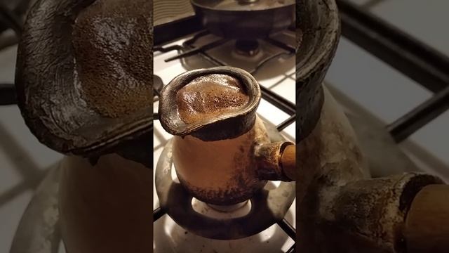 Турецкий кофе в керамической турке