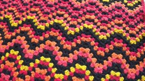 Плед из остатков ниток крючком. Узор "зигзаг".