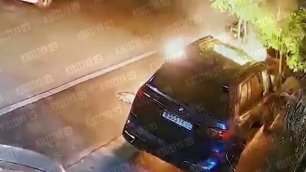 Неизвестный поджег машины, припаркованные в закрытом дворе в центре Москвы.