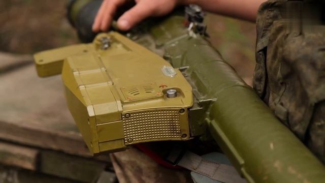 Оператор ПЗРК Игла объясняет принцип работы своего оружия,