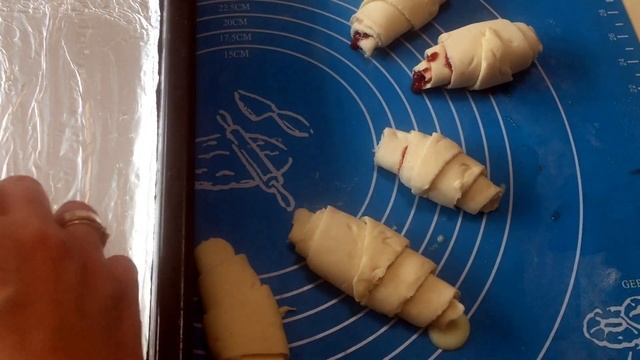 Круассаны из слоеного теста/ простой рецепт/ + рецепт сосиска в тесте/ 2 рецепта - 1 видео смотреть онлайн