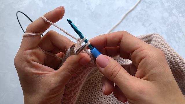 Простой аккуратный плечевой шов крючком по открытым петлям! + Шикарный узор спицами! смотреть онлайн