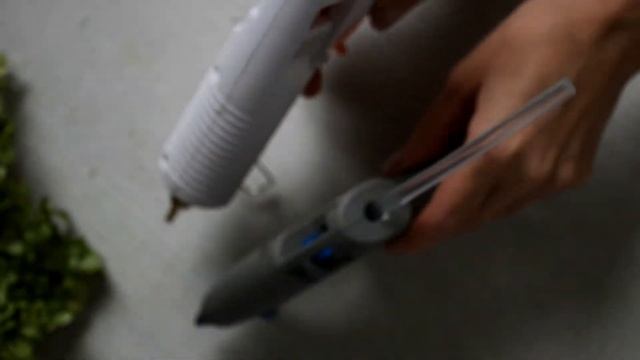 После того как сгорело 5 термопистолетов, я купила их. Теперь я реже покупаю клей, т к они не текут смотреть онлайн