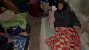 настоящие жители Украины, которые прячутся в подвалах.